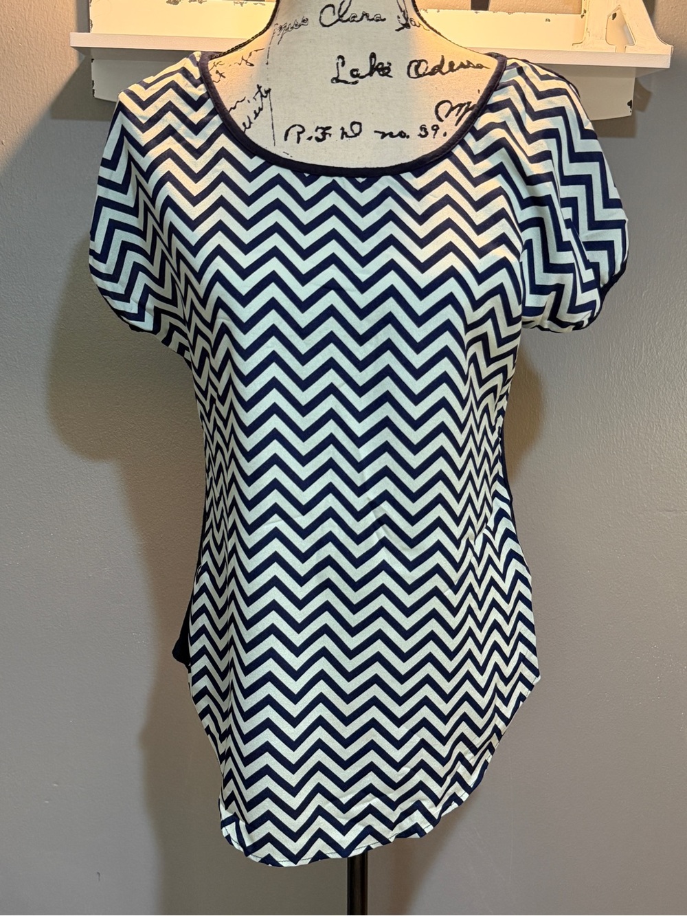ESPRESSO NAVY/WHITE CHEVRON SCOOP NECK TOP SZ M